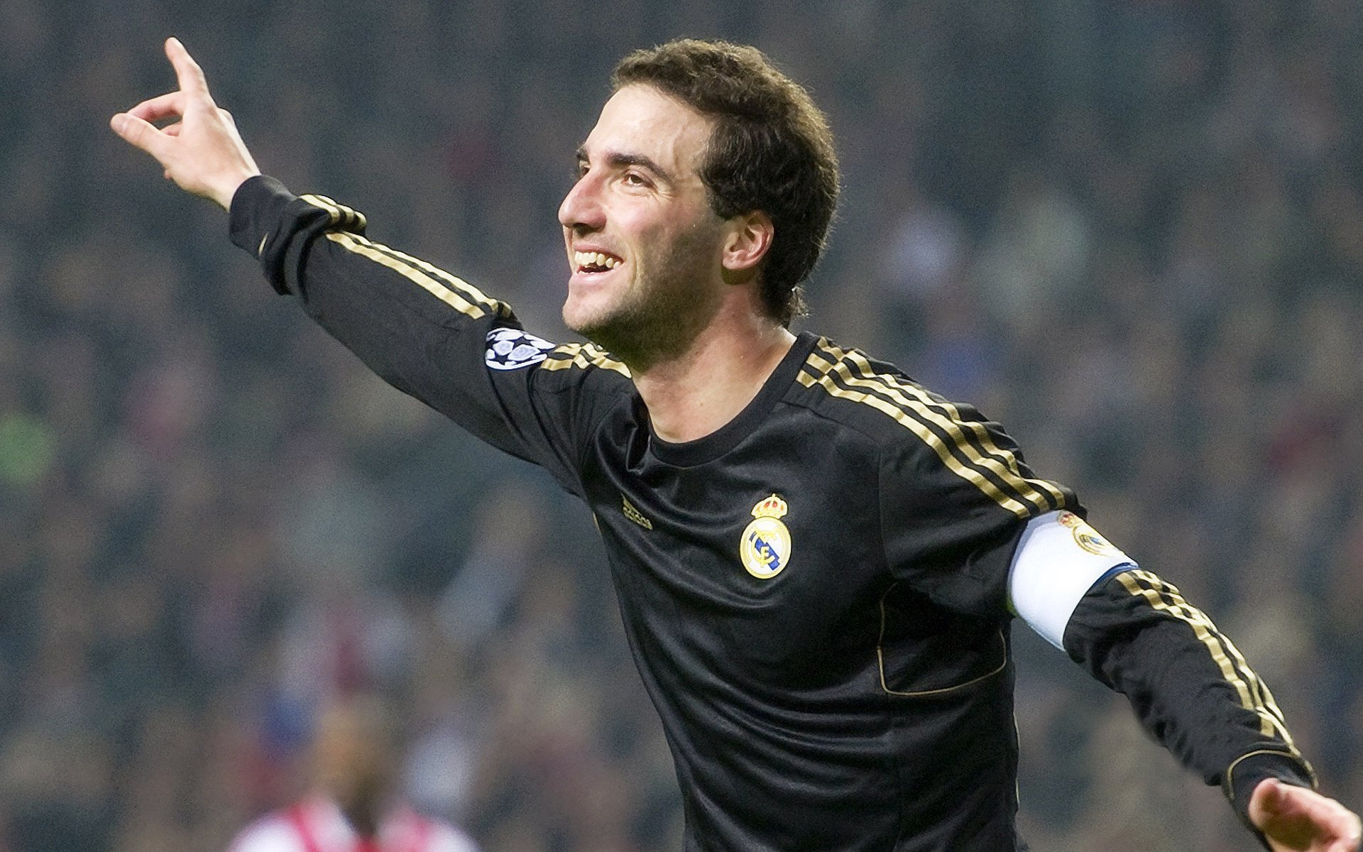 星空体育登录入口-疫情后首次大规模国际足球比赛观众重返赛场，氛围火爆，因疫情影响足球比赛单场换人名额增至4人